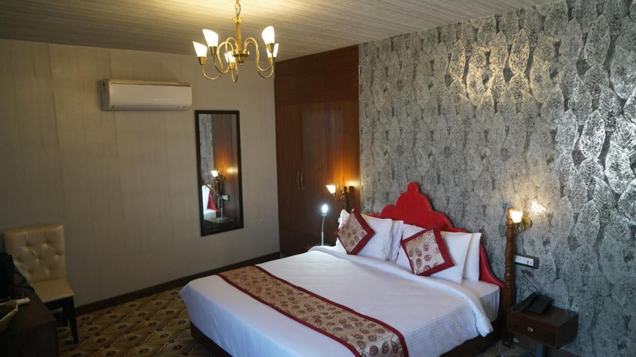Hotel Sukh Mehal Jalandhar Buitenkant foto